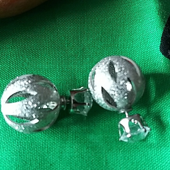 Post Earrings - Picture 3 of 4